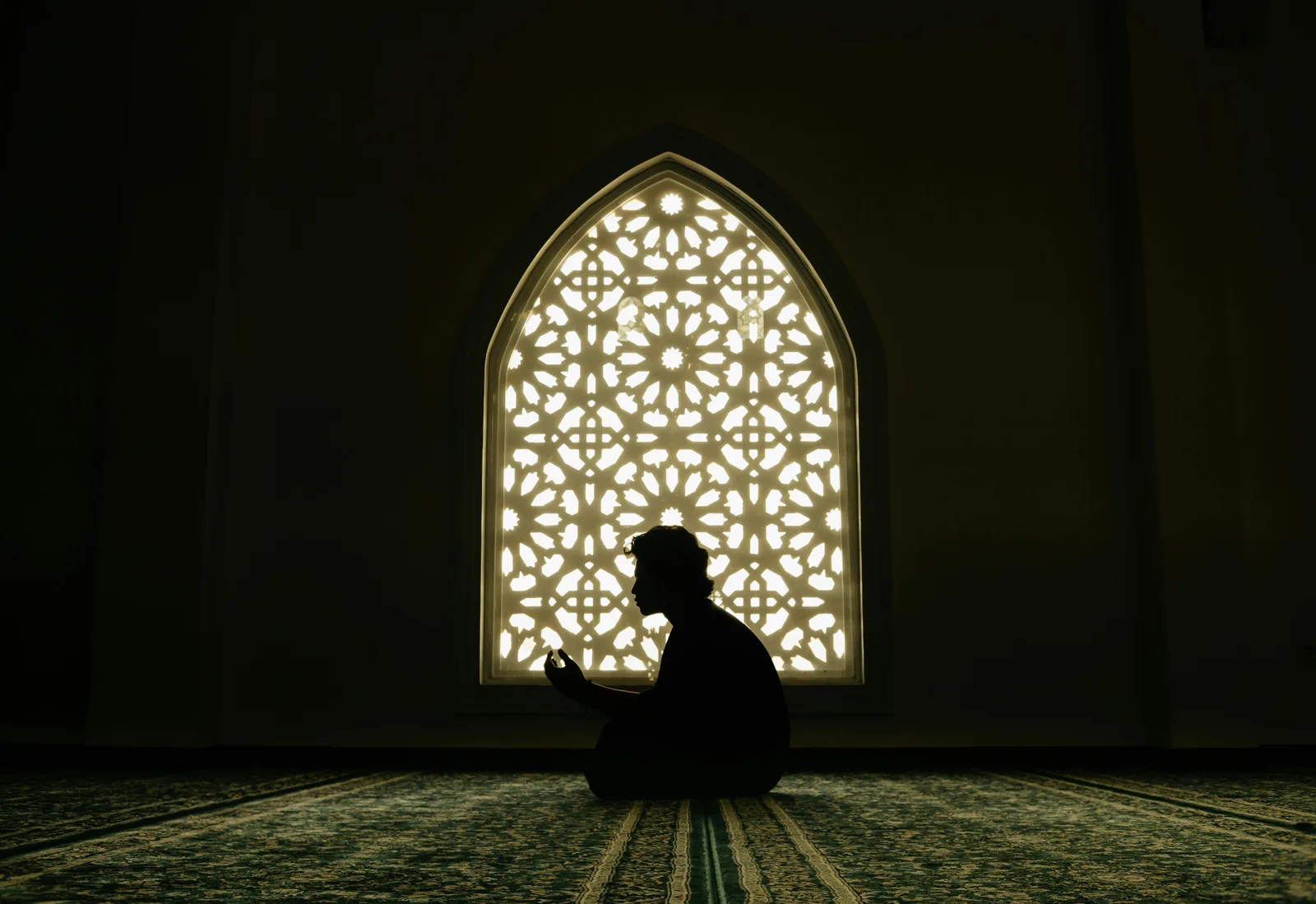Moment de recueillement dans un espace spirituel